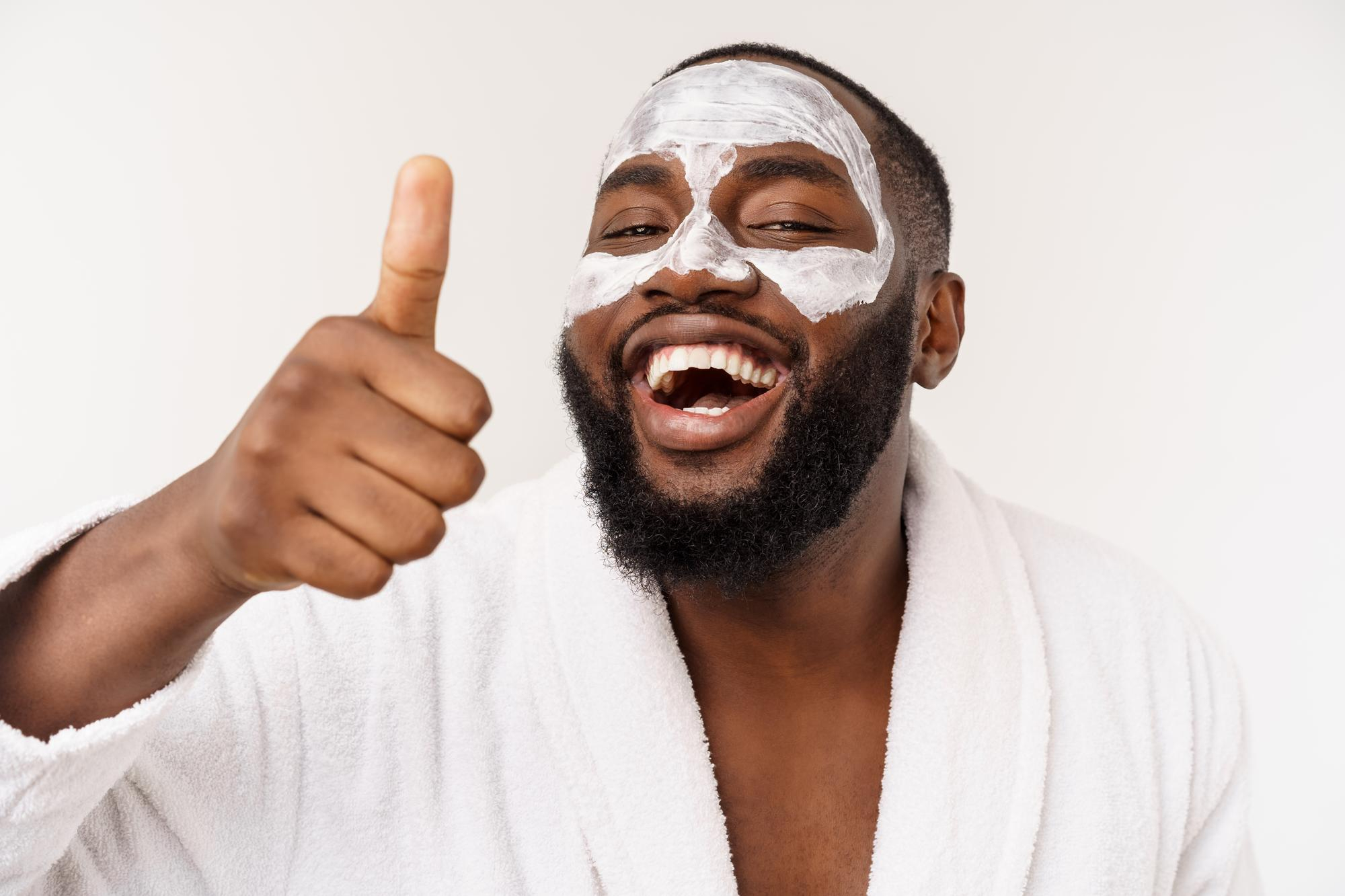 Homme noir avec un masque hydratant visage