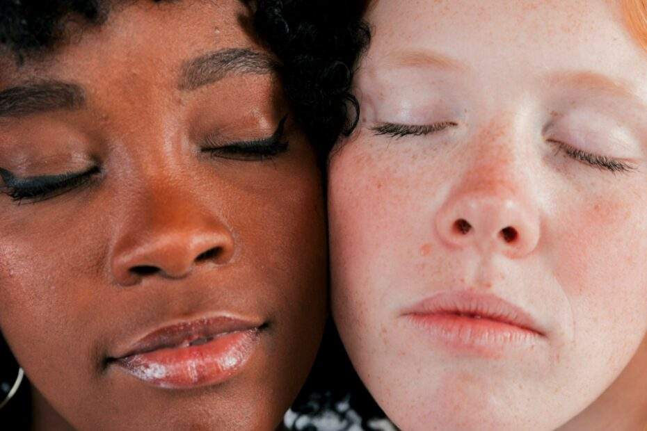 Visage femme noire et visage femme rousse