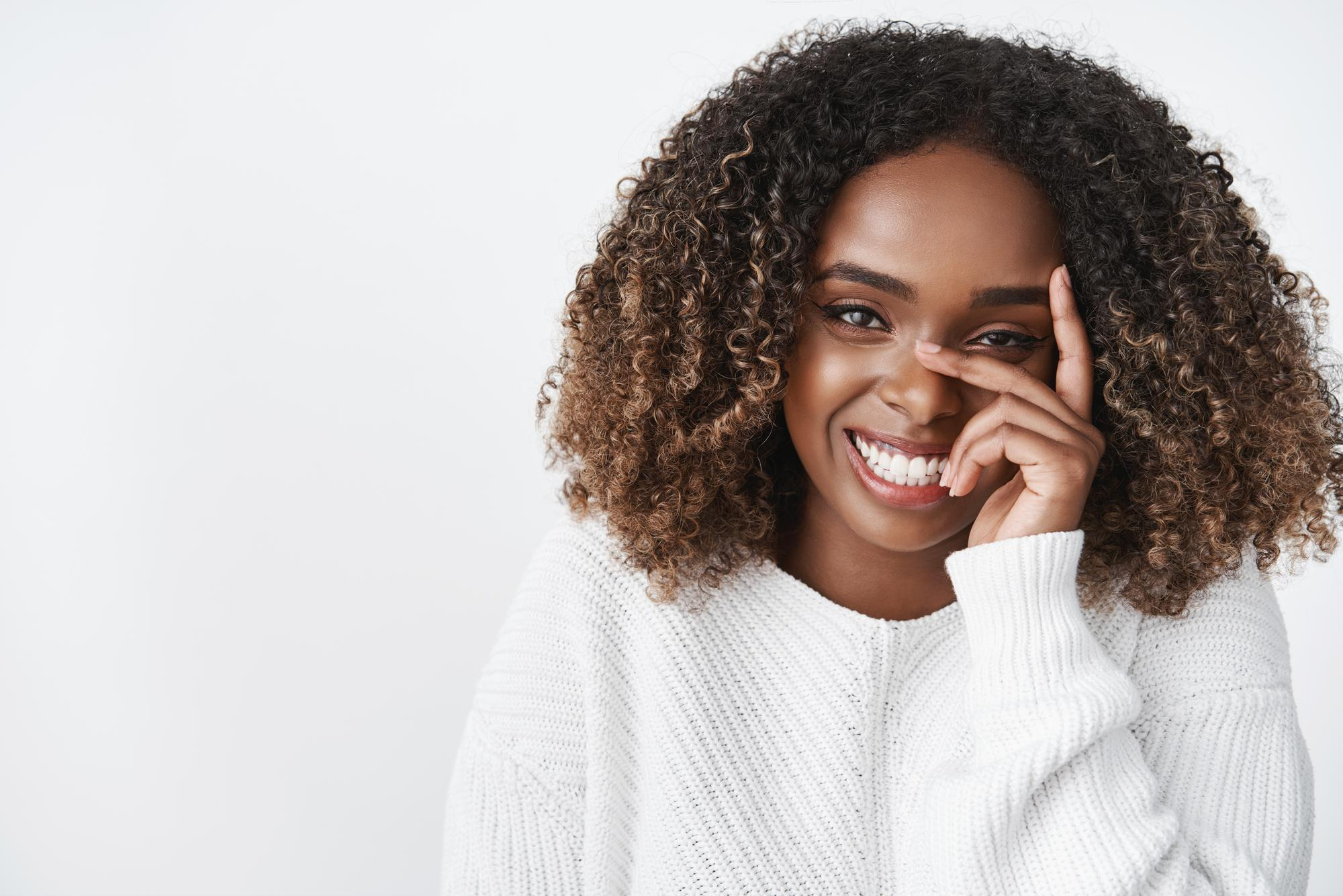 Belle femme noire souriante