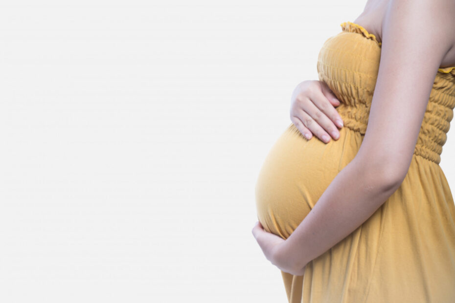 Femme enceinte enlaçant sont ventre