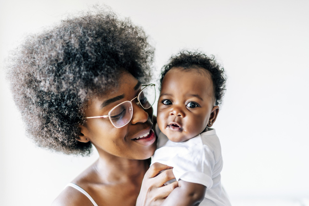 Femme noire portant son bébé