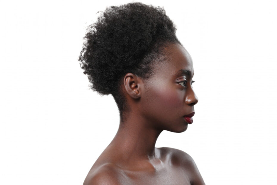 Femme noire aux cheveux courts crépus