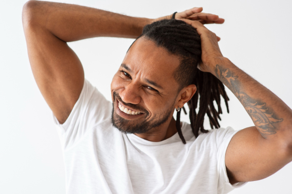 Homme métisse souriant portant des dreadlocks