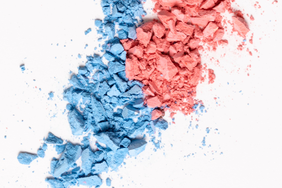 Poudre cosmétique bleue et rouge sur fond blanc Made in France