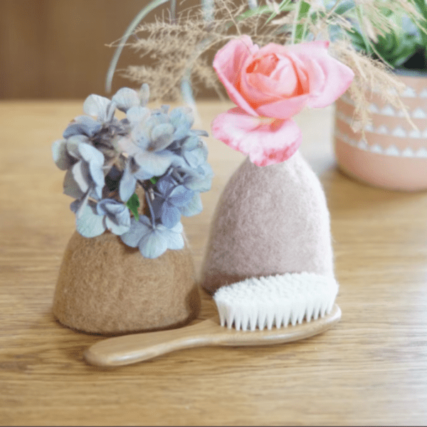 Brosse à cheveux bébé CAP BAMBOU - vue côté fleurs