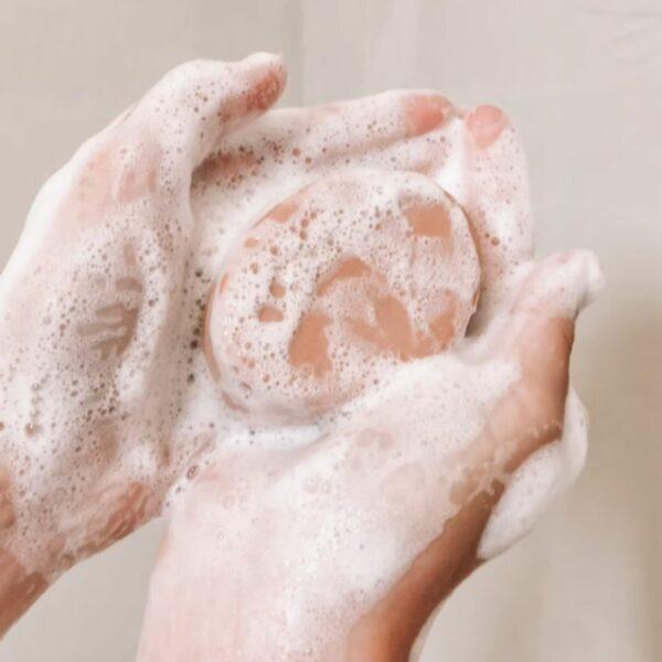 Shampoing solide cheveux secs AUMYANA - dans les mains en mousse