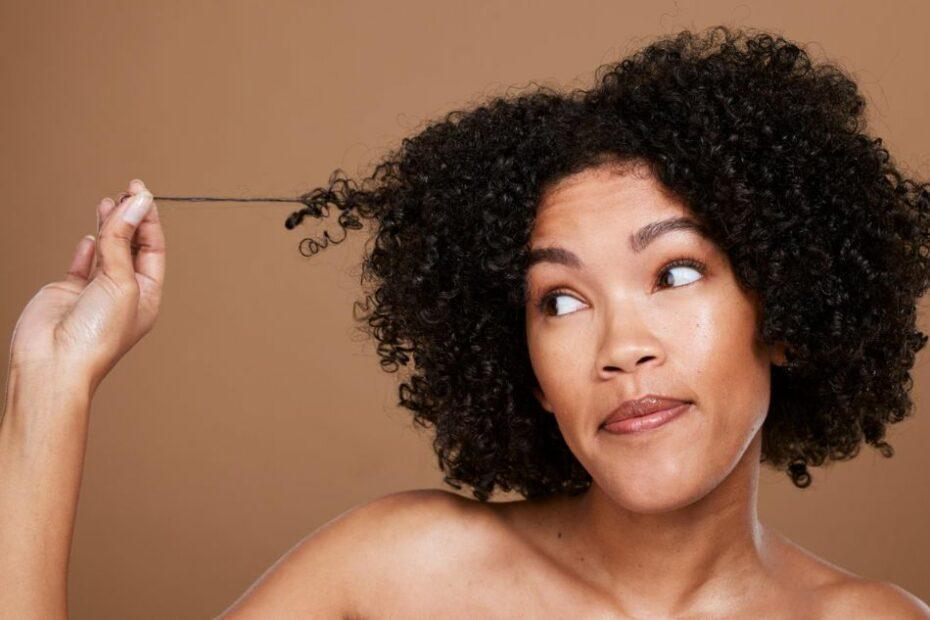 Stimuler la pousse des cheveux crépus et frisés