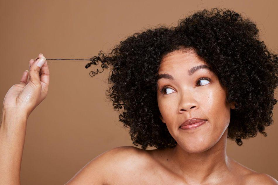 Stimuler la pousse des cheveux crépus et frisés