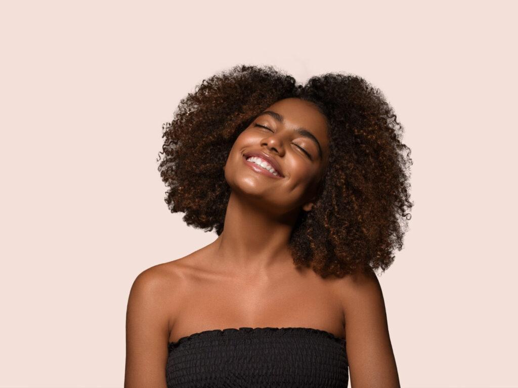 belle-femme-africaine-t-shirt-noir-portrait-coupe-cheveux-afro-fond-couleur-rose